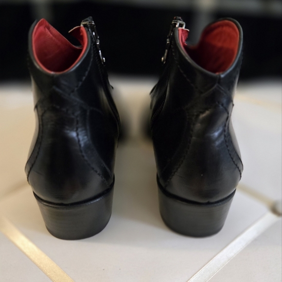 Leonardo Black Leather Ankle Boots with Vibrant Red Interior Leather Sole - Picture 6 of 9